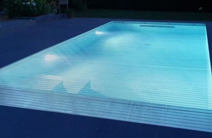 Individuell angepasste Poolabdeckungen für eine verlängerte (Foto: WaterBeck GmbH)