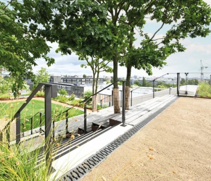 Die 80 mm hohen Rinnen der Richard Brink GmbH & Co. KG aus Beton (Foto: Richard Brink GmbH & Co. KG)