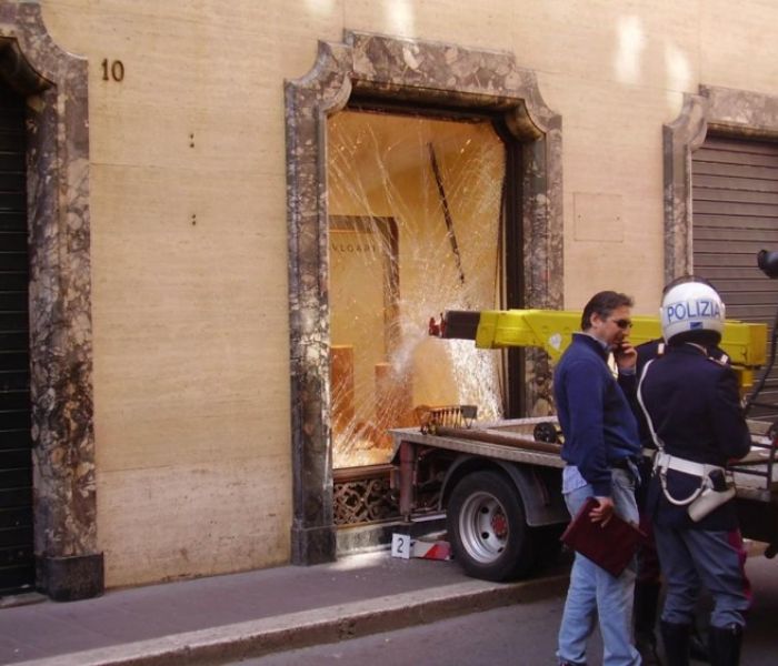 Abschleppwagen gegen Schaufenster (Foto: SILATEC Sicherheits- und Laminatglastechnik GmbH)