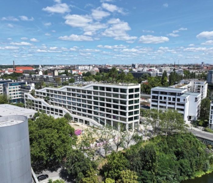 Das wahrlich grüne Gebäude schafft einen fließenden Übergang (Foto: Richard Brink GmbH & Co. KG)
