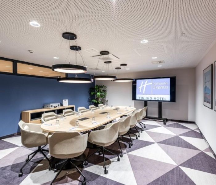 Moderner Boardroom mit klarer Formensprache (Foto: Michael Schultes)