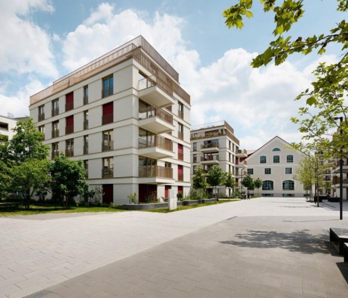 Fünf mehrgeschossige Wohnbauten gruppieren sich (Foto: Sorin Morar. Schüco International KG)